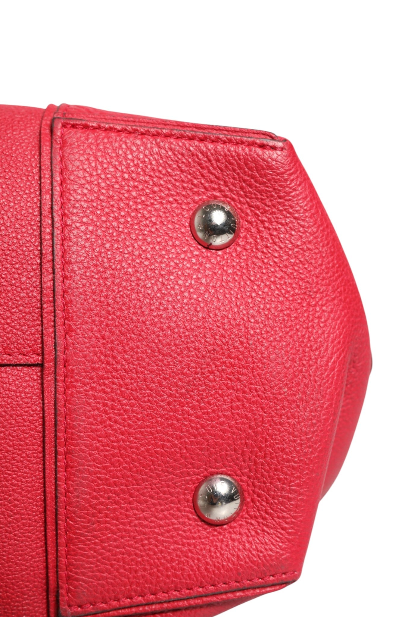 Louis Vuitton Soft Lockit MM Axelremsväska I Griotte Taurillon-läder