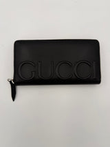 Gucci Svart Plånbok I Läder Med Dragkedja Och Präglad Logotyp