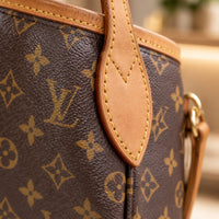 Louis Vuitton Neverfull MM Monogram - handtag och hårdvara närbild